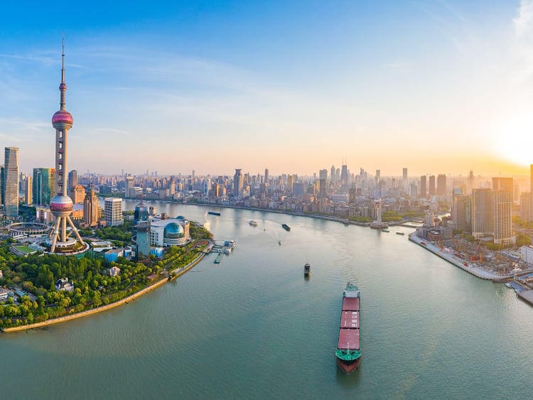 Shanghai, China &ndash; Der Oriental Pearl Tower &uuml;berragt die Skyline am breiten Huangpu-Fluss