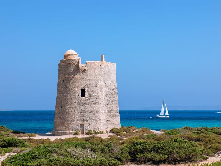 Formentera, Spanien &ndash; Alter Rundturm an der K&uuml;ste