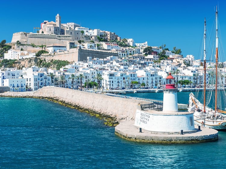 Ibiza-Stadt, Spanien &ndash; Wei&szlig;er Leuchtturm am Hafen vor der Altstadt Dalt Vila