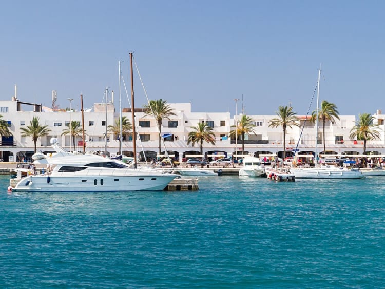 Formentera, Spanien &ndash; Hafenansicht mit Segel- und Motoryachten vor mediterraner Kulisse