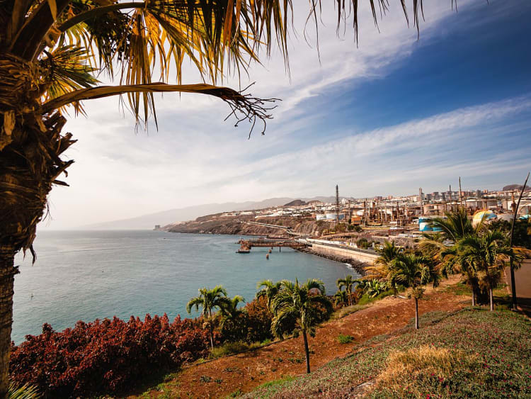 Santa Cruz, Spanien &ndash; Aussicht auf Bucht und Stadt mit Palmen