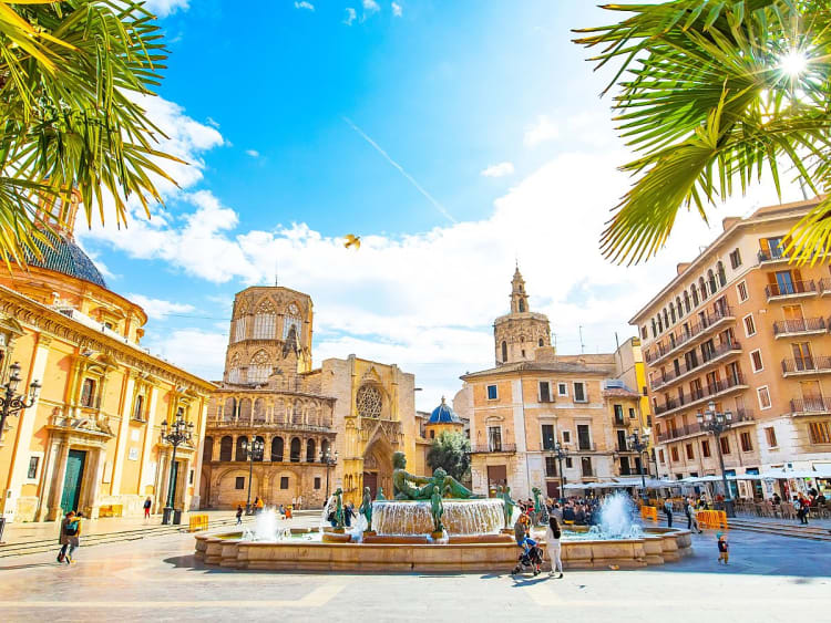 Valencia, Spanien &ndash; Blick auf die Plaza de la Virgen mit Domfassade