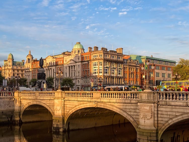 Dublin, Irland &ndash; O&rsquo;Connell Bridge mit Doppeldeckerbus vor klassizistischer Uferarchitektur
