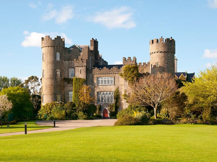Dublin, Irland &ndash; Malahide Castle mit runden T&uuml;rmen