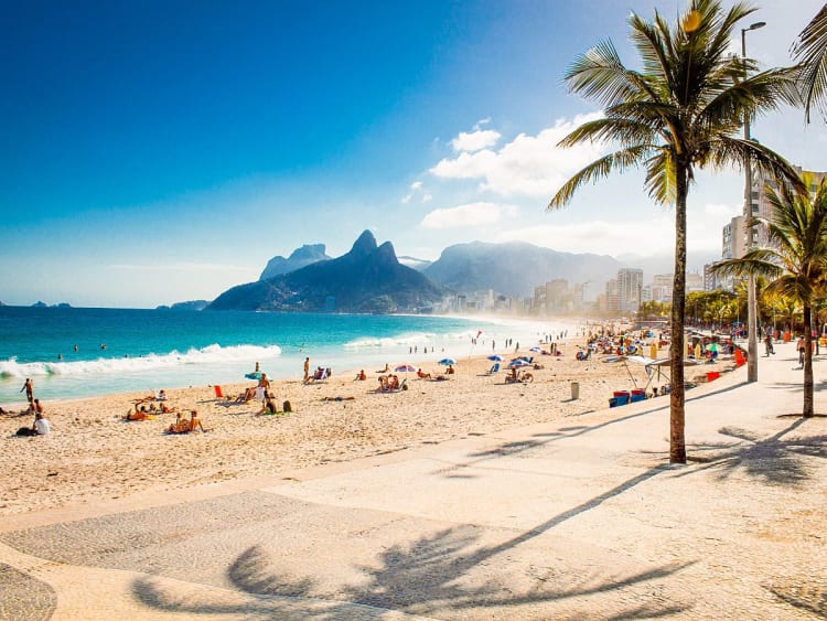 Rio de Janeiro, Brasilien &ndash; Palmen und Berge s&auml;umen den Strand von Ipanema