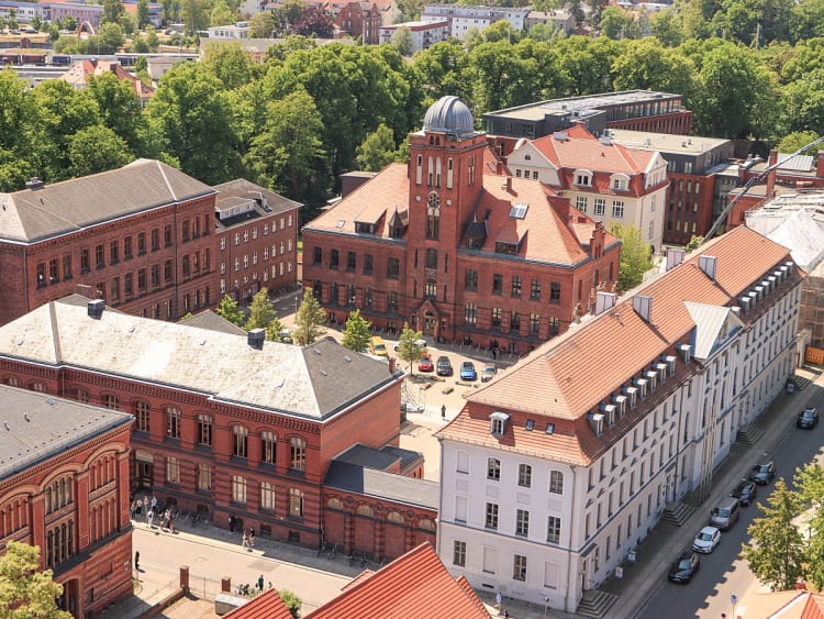 Greifswald, Deutschland &ndash; Rathaus&auml;hnlicher Ziegelbau mit Kuppeldach