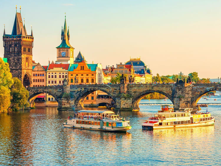 Prag, Tschechien &ndash; die Karlsbr&uuml;cke spannt sich &uuml;ber die glitzernde Moldau