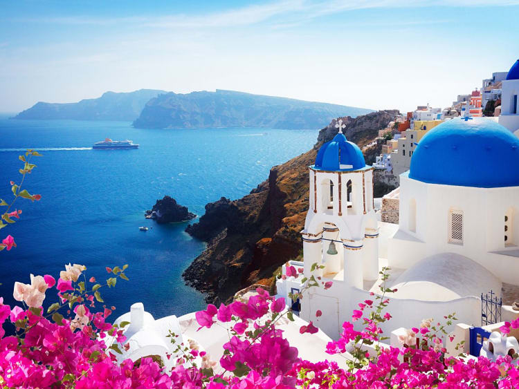 Santorini, Griechenland &ndash; wei&szlig;e Kuppelkirchen mit Blick aufs tiefblaue Meer