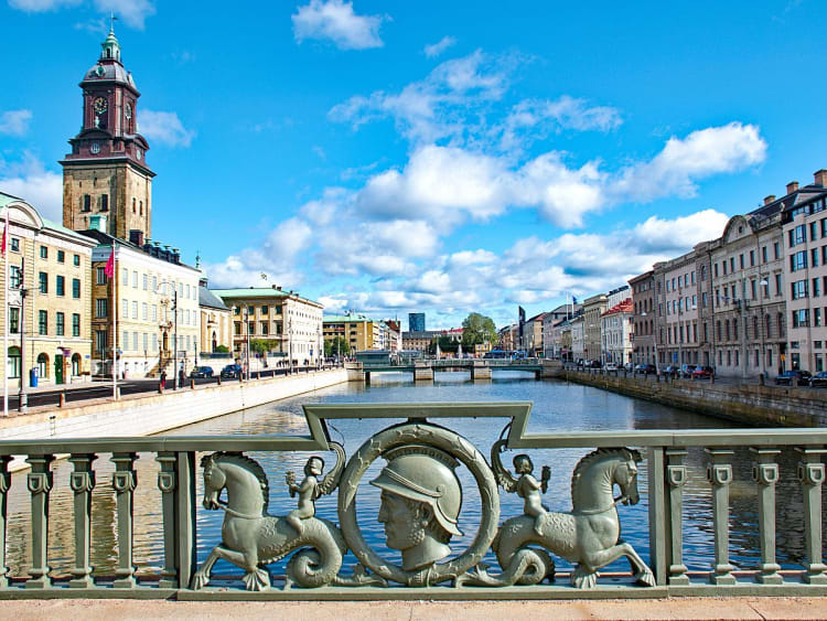 G&ouml;teborg, Schweden &ndash; Blick &uuml;ber verzierte Br&uuml;cke auf Kanal und Rathaus
