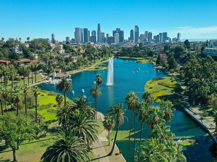 Los Angeles, USA &ndash; Weitblick auf Skyline, Parklandschaft und glitzernden Stadtsee