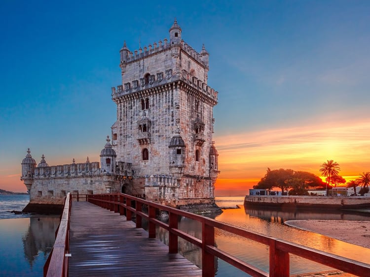 Lissabon, Portugal &ndash; Torre de Bel&eacute;m leuchtet im goldenen Abendlicht
