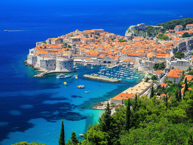 Dubrovnik, Kroatien &ndash; Umringte Altstadt mit Hafen und leuchtend blauer Adria