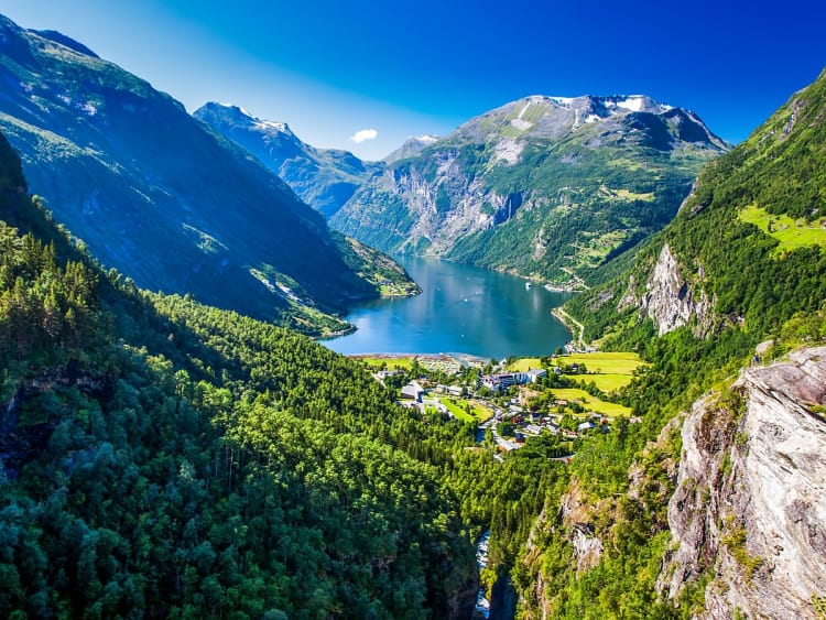 Geiranger, Norwegen &ndash; Majest&auml;tischer Fjord umrahmt von steilen Bergen und gr&uuml;nem Tal