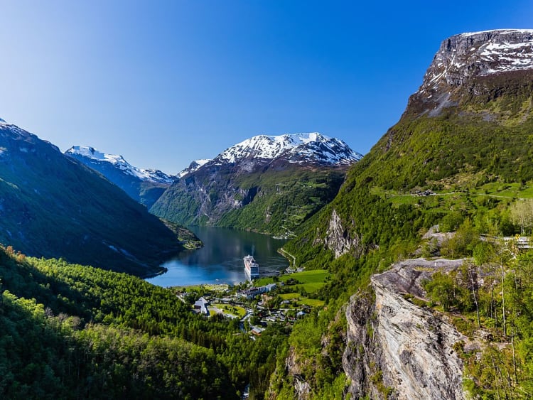Geiranger, Norwegen &ndash; Blick ins gr&uuml;ne Tal mit Fjord