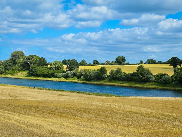 Nord-Ostsee-Kanal, Deutschland &ndash; Goldene Felder s&auml;umen das blaue Band des Kanals