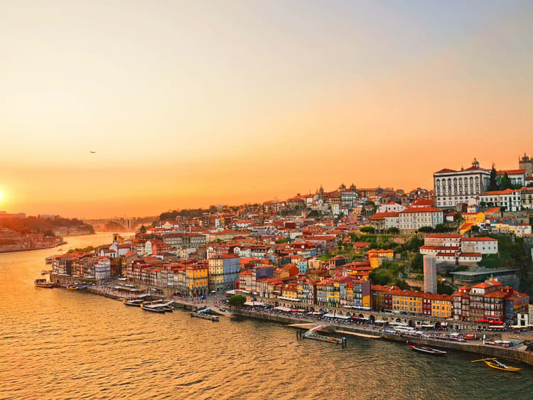 Porto, Portugal &ndash; Altstadt leuchtet im Abendlicht am Douro