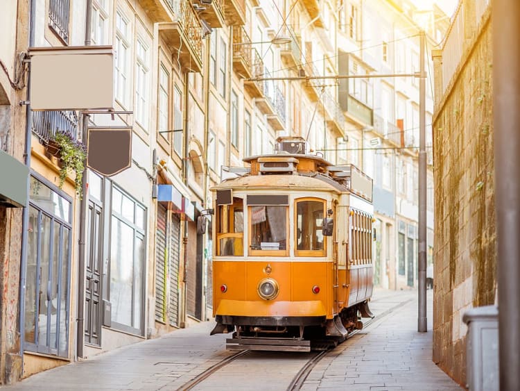 Porto, Portugal &ndash; Historische Tram rollt zwischen Fassaden