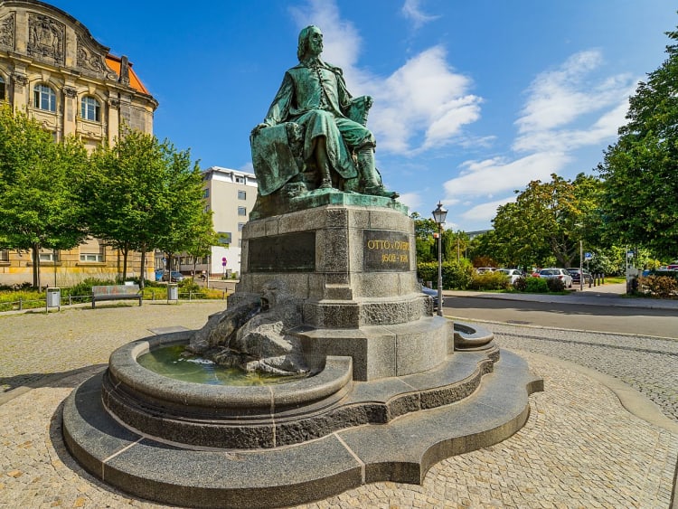 Magdeburg, Deutschland &ndash; Otto-von-Guericke-Denkmal mit Brunnen
