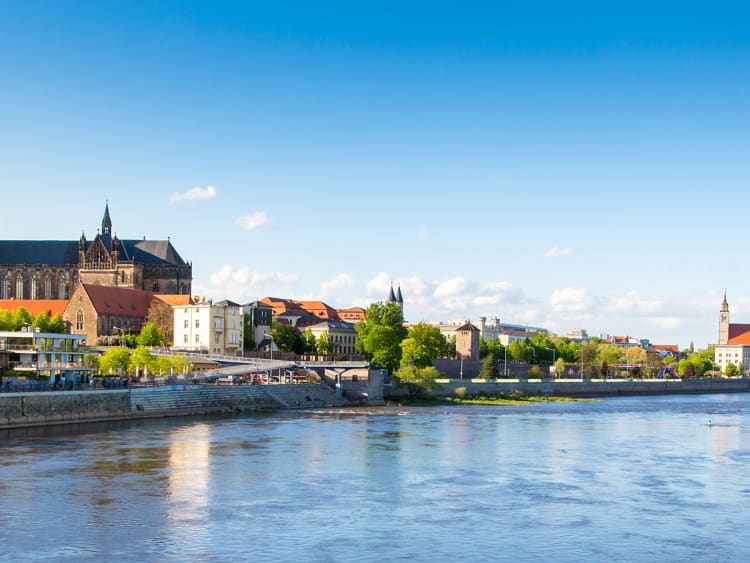 Magdeburg, Deutschland &ndash; Gotischer Domblick vom Fluss