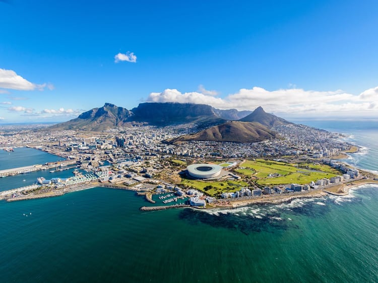 Kapstadt, S&uuml;dafrika &ndash; Tafelberg und Stadion rahmen die Bucht