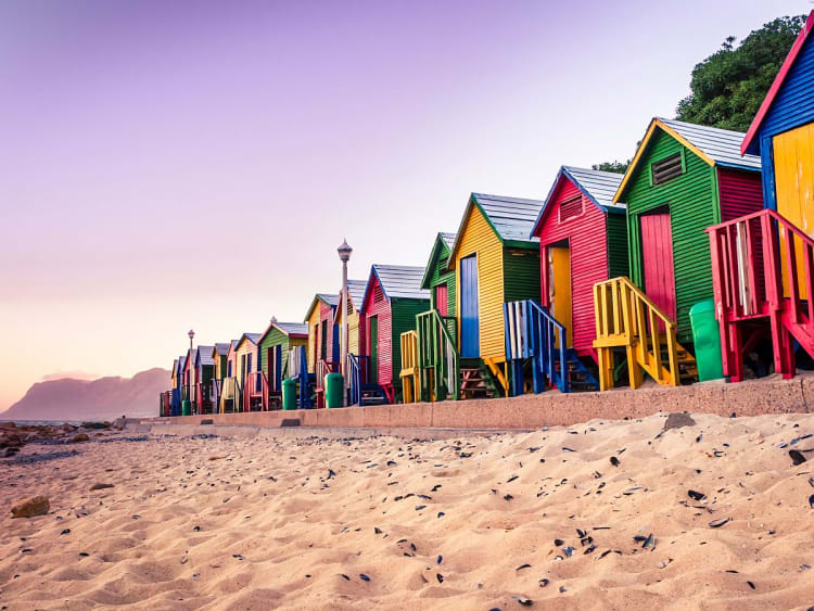 Kapstadt, S&uuml;dafrika &ndash; Bunte Strandh&auml;uschen s&auml;umen den Sand