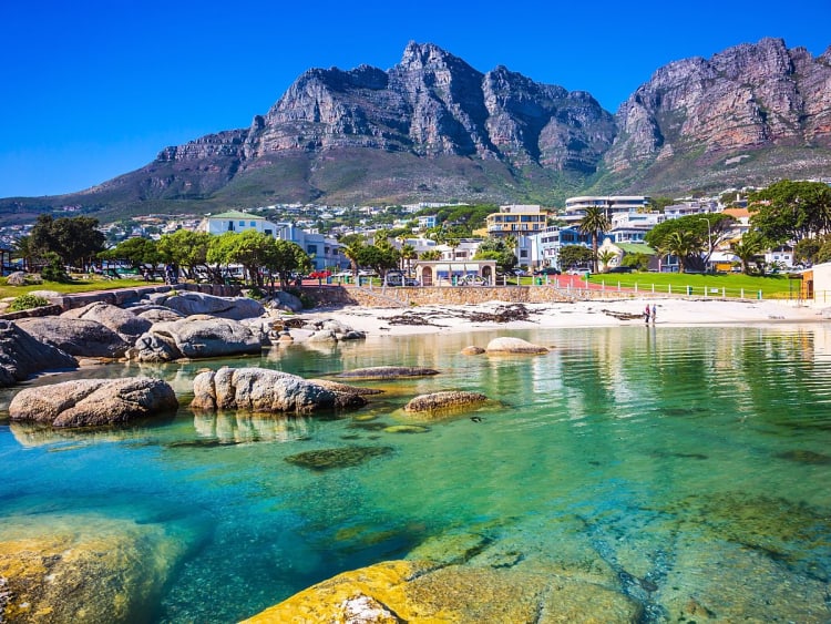 Kapstadt, S&uuml;dafrika &ndash; T&uuml;rkisblaue Bucht vor den markanten Zw&ouml;lf Aposteln genie&szlig;en