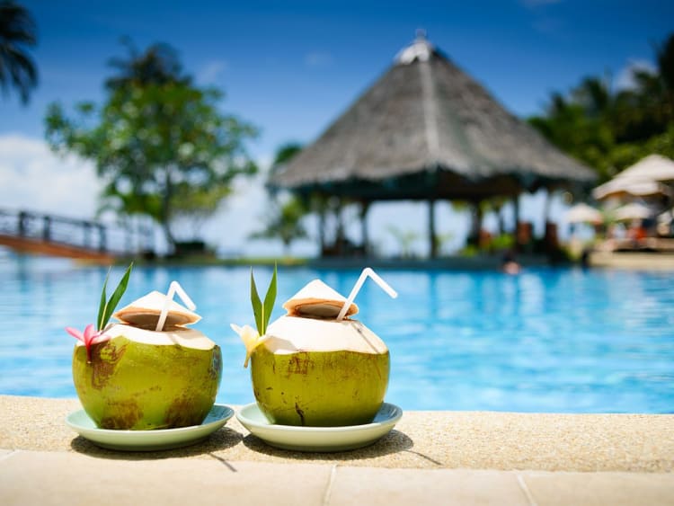 Honolulu, Hawaii &ndash; Exotische Kokosdrinks vor Poolkulisse