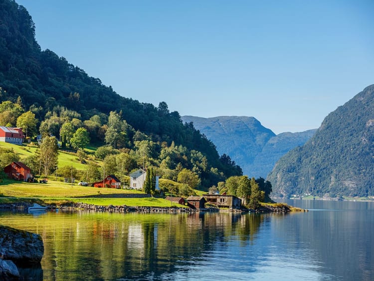Stavanger, Norwegen &ndash; Gr&uuml;ne H&uuml;gel und Holzh&auml;user liegen malerisch am Fjordufer