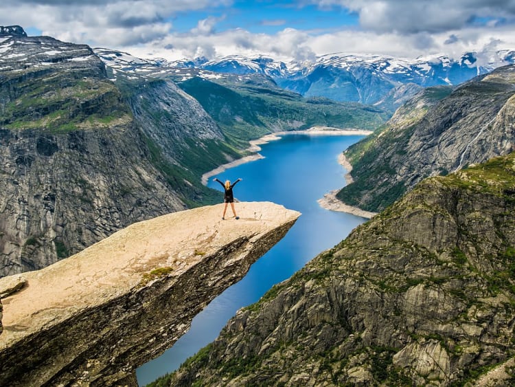 Stavanger, Norwegen &ndash; Spektakul&auml;rer Felsvorsprung Trolltunga ragt &uuml;ber den Fjord