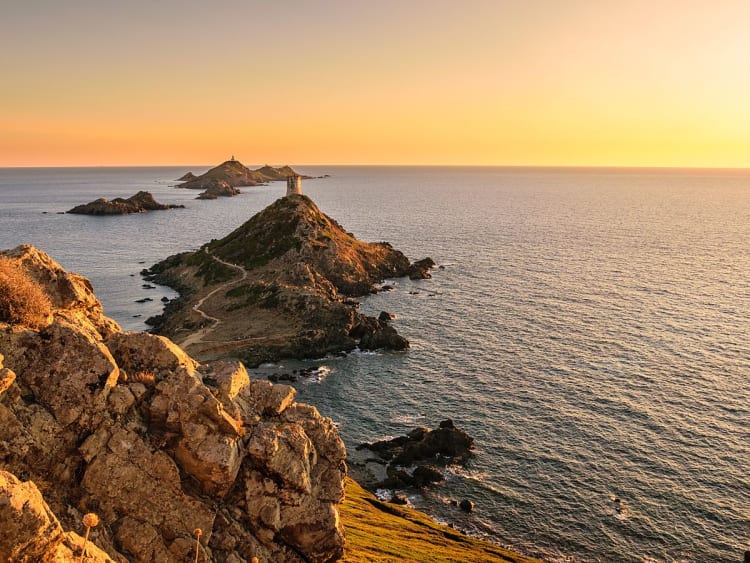 Ajaccio, Frankreich &ndash; Die &Icirc;les Sanguinaires leuchten im goldenen Licht des Sonnenuntergangs