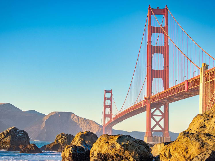 San Francisco, USA &ndash; Golden Gate Bridge ragt hinter K&uuml;stenfelsen