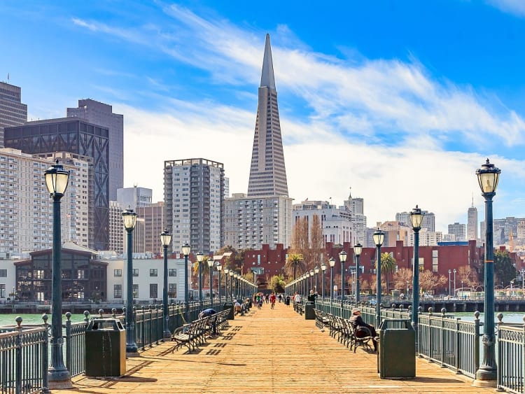 San Francisco, USA &ndash; Der Pier f&uuml;hrt zum spitzen Hochhaus im Herzen der Stadt