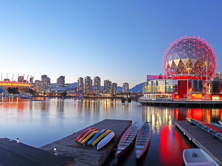 Vancouver, Kanada &ndash; Abendlich beleuchtete Kuppel von Science World am Wasser