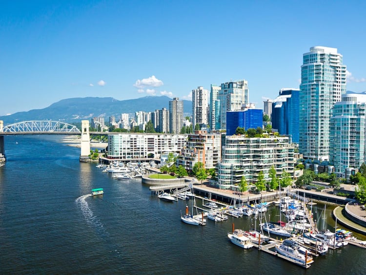 Vancouver, Kanada &ndash; Blick auf Marina, Hochh&auml;user und Burrard Street Bridge