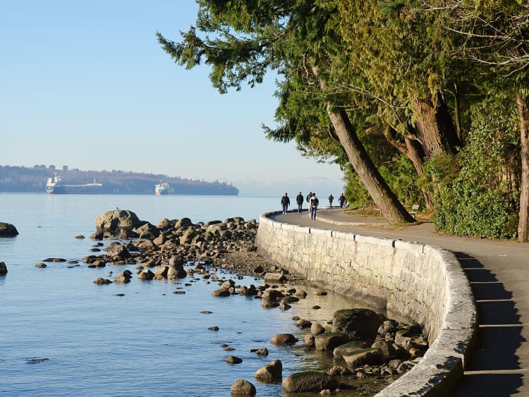 Vancouver, Kanada &ndash; Spazierweg am Stanley Park mit Blick auf ruhige K&uuml;stenlinie