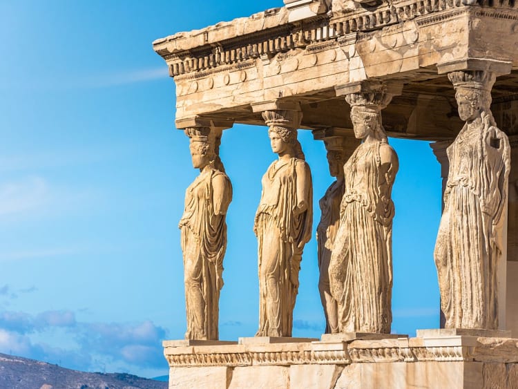 Athen, Griechenland &ndash; Karyatiden des Erechtheion-Tempels vor blauem Himmel