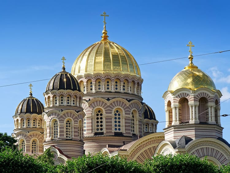 Riga, Lettland &ndash; Goldene Kuppeln der Orthodoxen Kathedrale gl&auml;nzen im Sonnenlicht