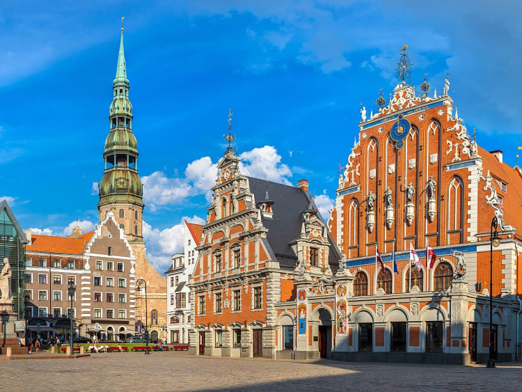Riga, Lettland &ndash; Historische Giebelbauten und St.-Petri-Kirche am belebten Rathausplatz