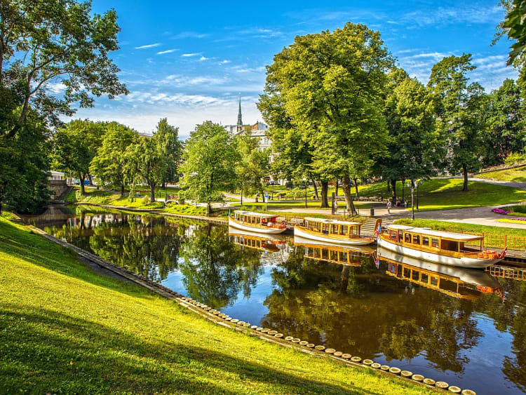 Riga, Lettland &ndash; Im Basteiberg-Park spiegeln sich B&auml;ume und Boote im ruhigen Wasser