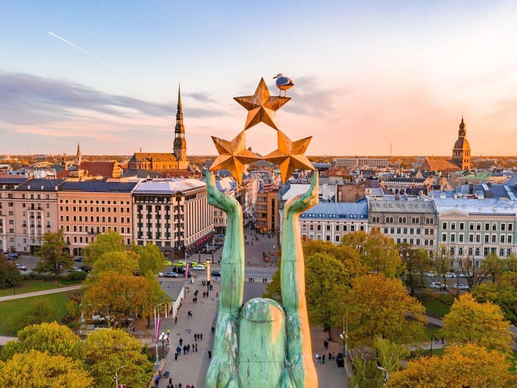 Riga, Lettland &ndash; Blick von der Freiheitsstatue auf Kirchen und D&auml;cher