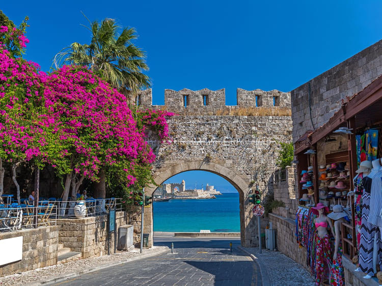 Rhodos, Griechenland &ndash; Altstadtbogen mit Bougainvillea und Meer im Hintergrund