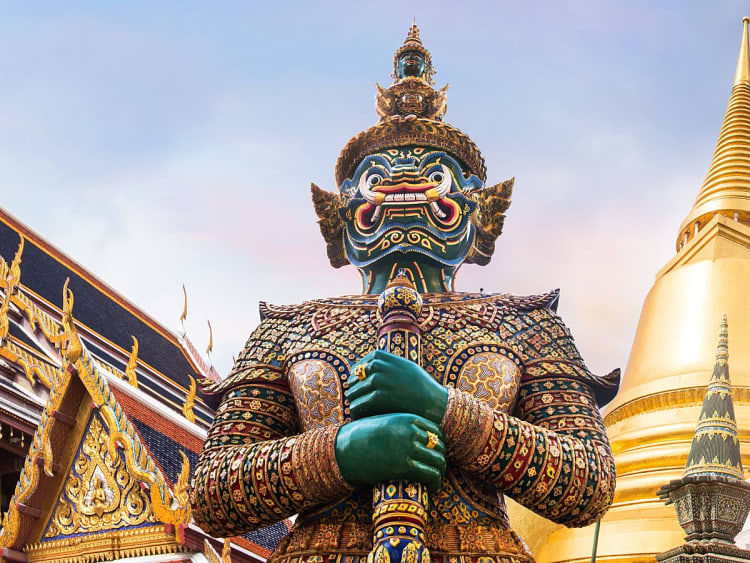 Bangkok, Thailand &ndash; W&auml;chterstatue vor dem goldenen Tempel im K&ouml;nigspalast