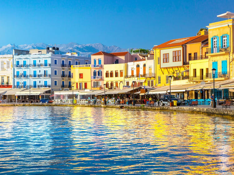 Chania, Griechenland &ndash; Altstadth&auml;user spiegeln sich im Wasser