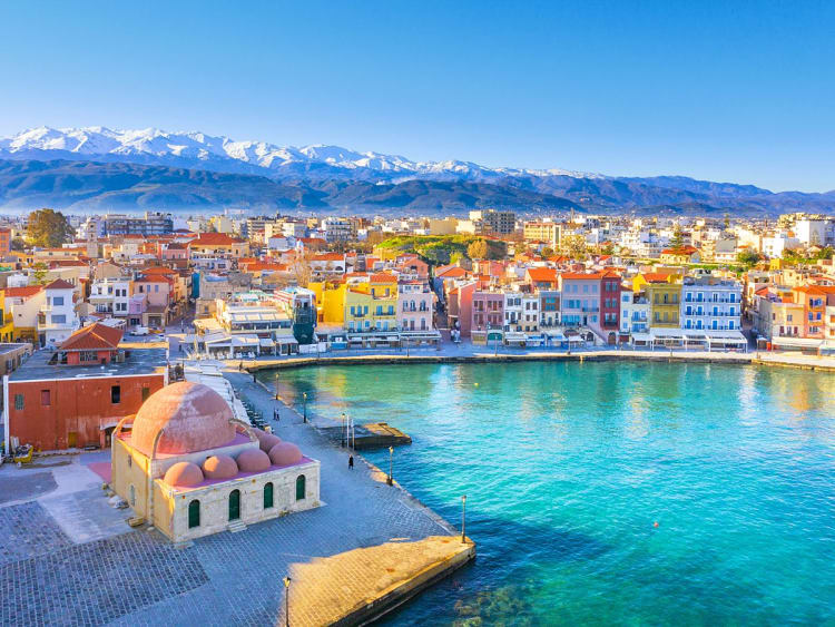 Chania, Griechenland &ndash; Altstadt am t&uuml;rkisblauen Wasser mit Blick auf das Ida-Gebirge