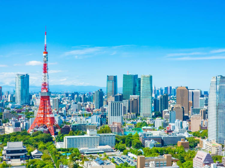 Tokio, Japan &ndash; Der rote Tokio Tower ragt vor der Skyline in den blauen Himmel