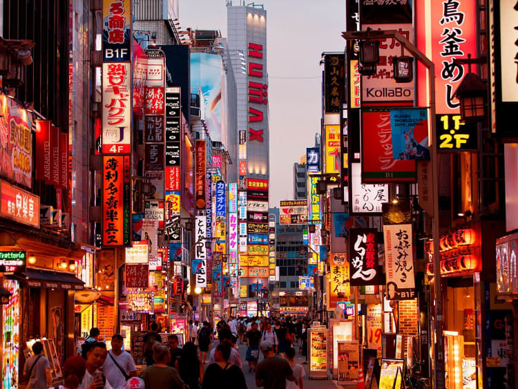 Tokio, Japan &ndash; Menschen flanieren durch das bunte Neonlicht von Kabukichō