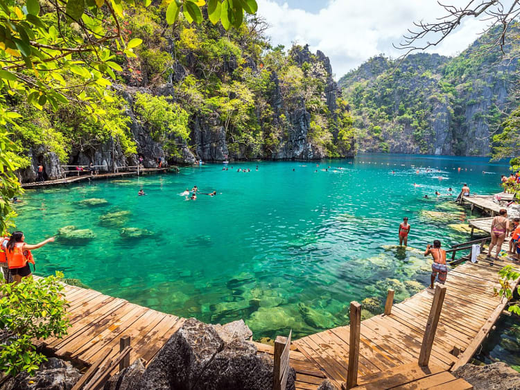 Manila, Philippinen &ndash; Umgeben von Dschungel und Felsen l&auml;dt der See zum baden ein