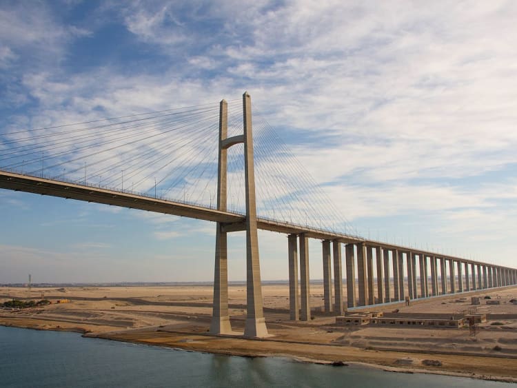 Suezkanal, &Auml;gypten &ndash; Die elegante Al Salam Br&uuml;cke begleitet Sie auf Ihrer Nilkreuzfahrt