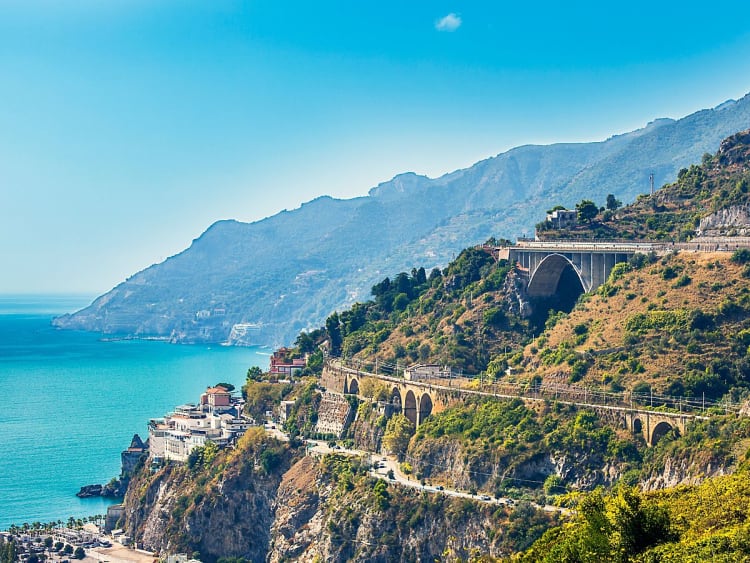 Salerno, Italien &ndash; Die K&uuml;stenstra&szlig;e windet sich hoch &uuml;ber dem blauen Mittelmeer