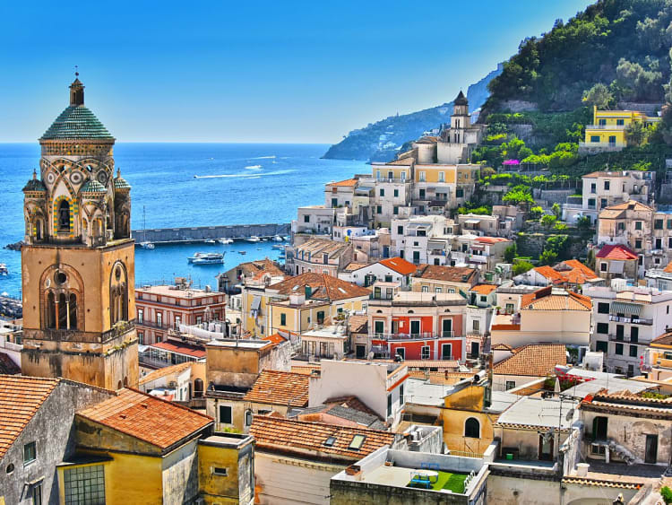 Salerno, Italien &ndash; Traumhafter Blick auf Glockenturm und bunte H&auml;userk&uuml;ste